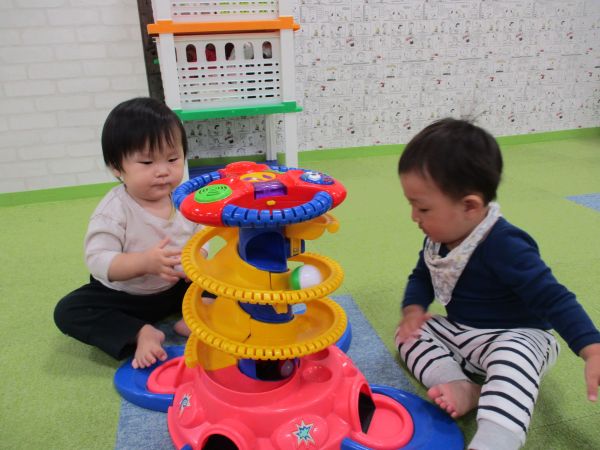 仲良くボールころころ~🎶