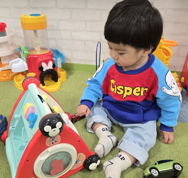 ビーズの球をカシャカシャ回して遊ぶよ~🎵