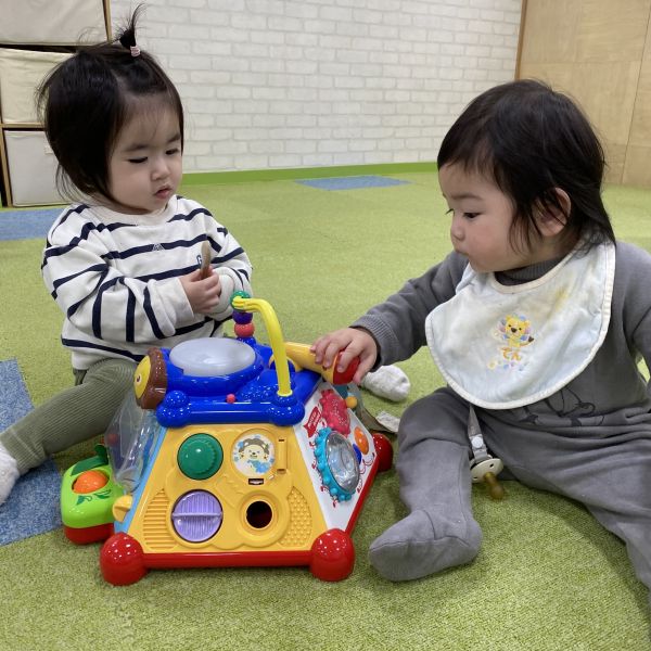 お友だちと一緒に仕掛け玩具で遊んだよ😃