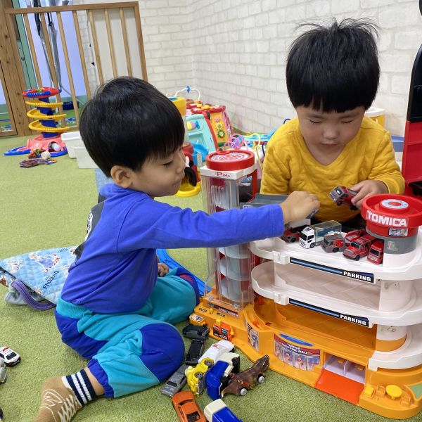仲良くミニカー遊び🚗