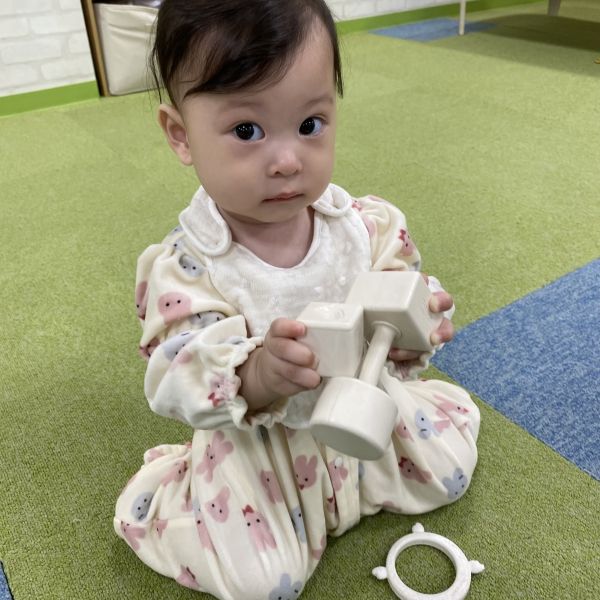 積み木をフリフリ♪シャカシャカ音が聴こえるね🐰🩵