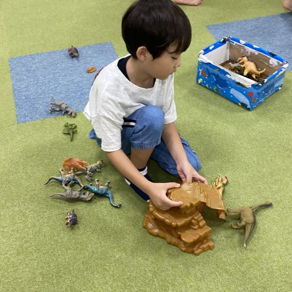 恐竜と岩どこに置こうかな~🦖