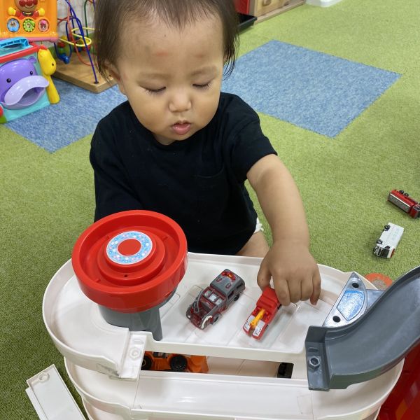 ミニカー遊びに挑戦🚙上手く走るかな?