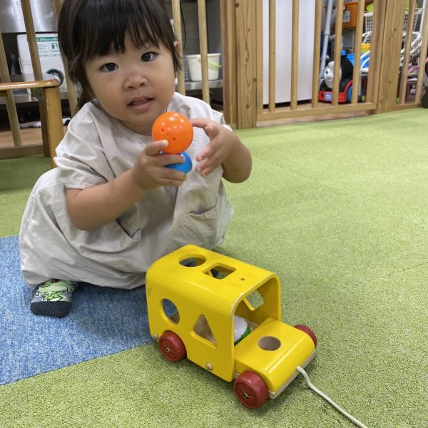 車にボールを乗せてニコニコ😊