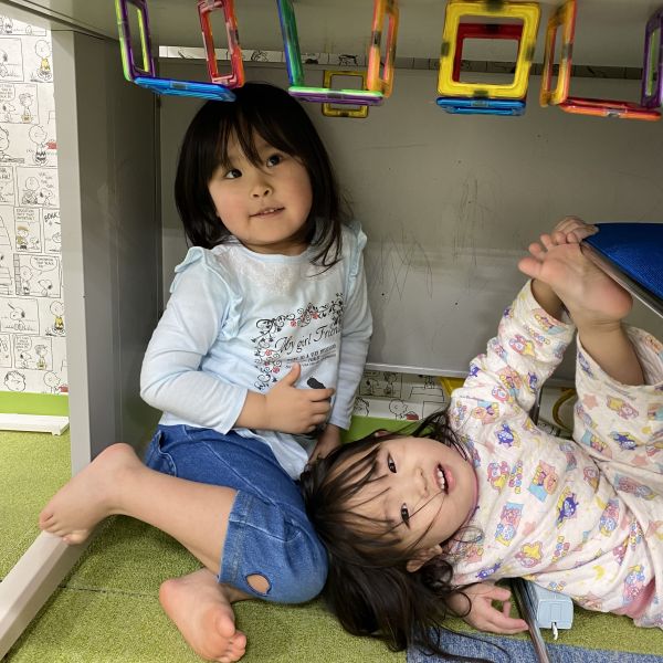 机の下で仲良く遊んだよ💓