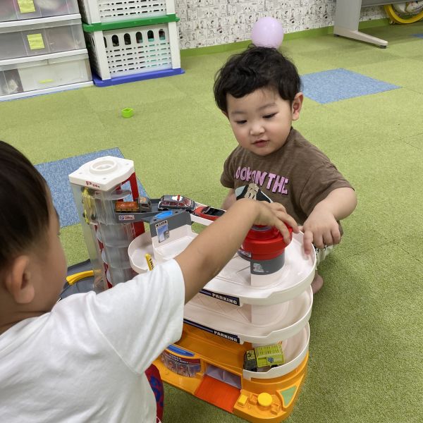 仲良くミニカー遊び🚗