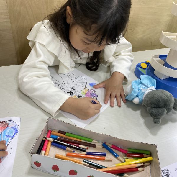 ぬり絵に集中・・・✍