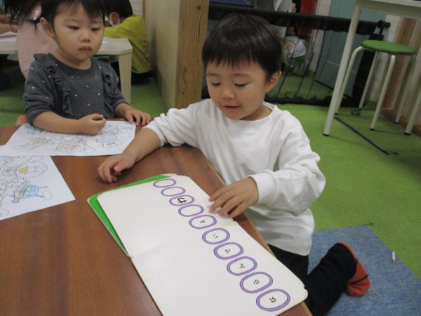 先生に絵本を読んでくれました📖