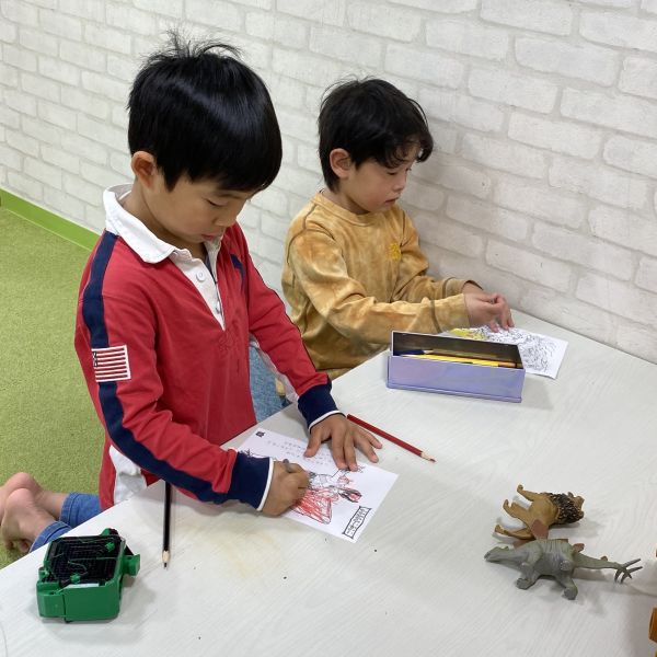 仲良くぬり絵タイム✍