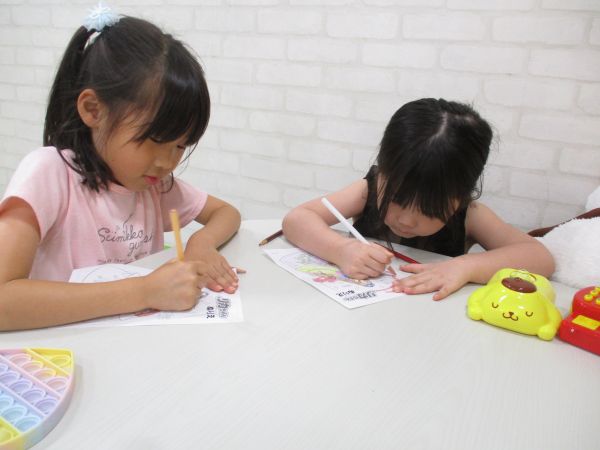 仲良くぬり絵タイム✍