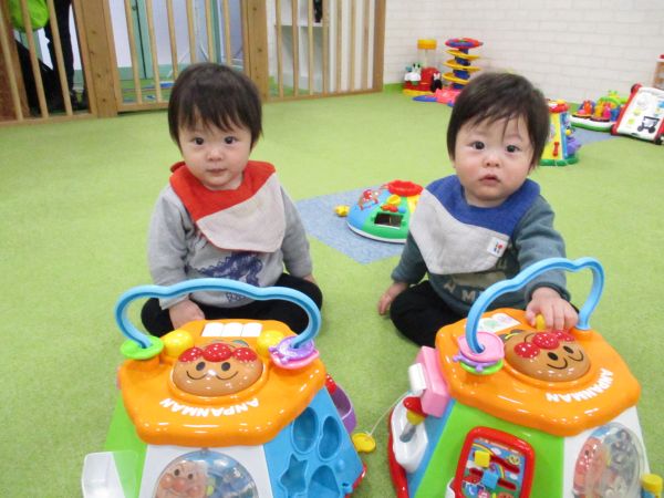 おもちゃも一緒に🎵ふたごちゃん😄