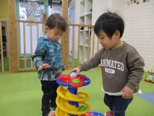 お友だちと仲良くボール🥎コロコロ~🎶