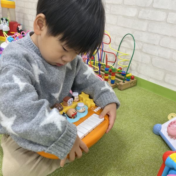 お歌に合わせてピアノ演奏中🎹