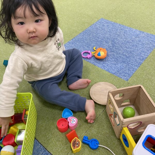 色々な形・色のブロックに興味津々△〇□