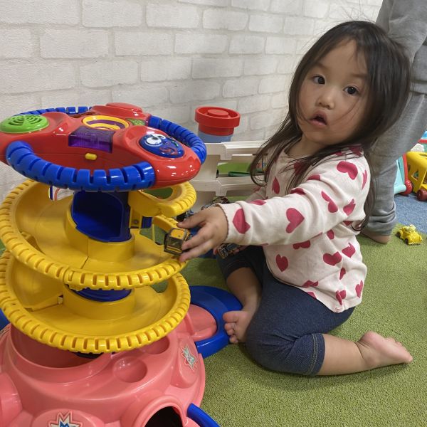 ボールタワーにミニカー走らせてま~す🚙