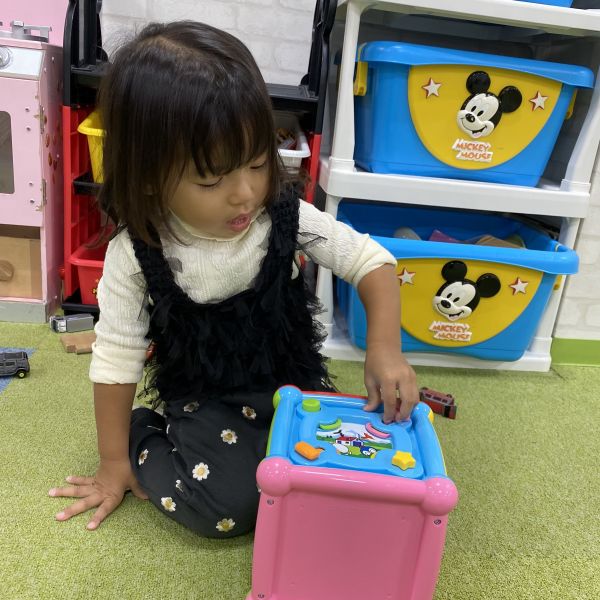 仕掛け玩具に興味津々👀✨