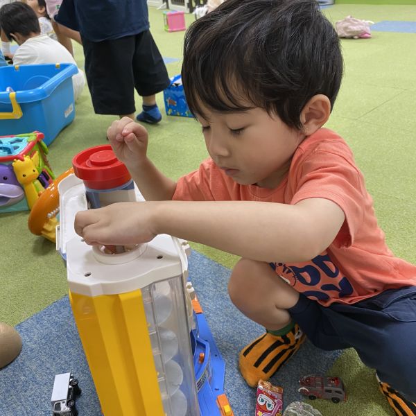 トミカに夢中👀