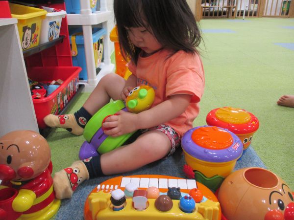 音の鳴る玩具に興味津々👀