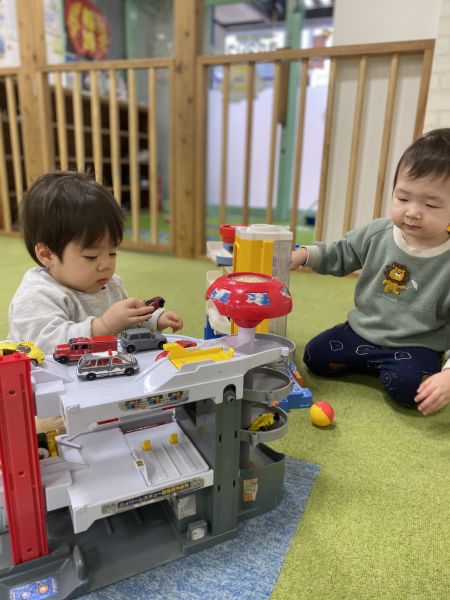 一緒にトミカであそんだよ🚗🚙