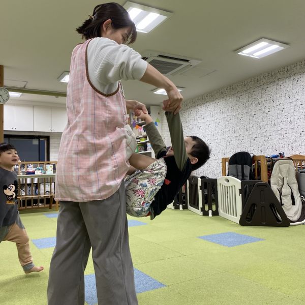 先生と一緒に体操タイム👦