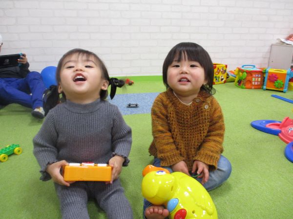 1歳児💗音が鳴る玩具でニコニコ笑顔😊