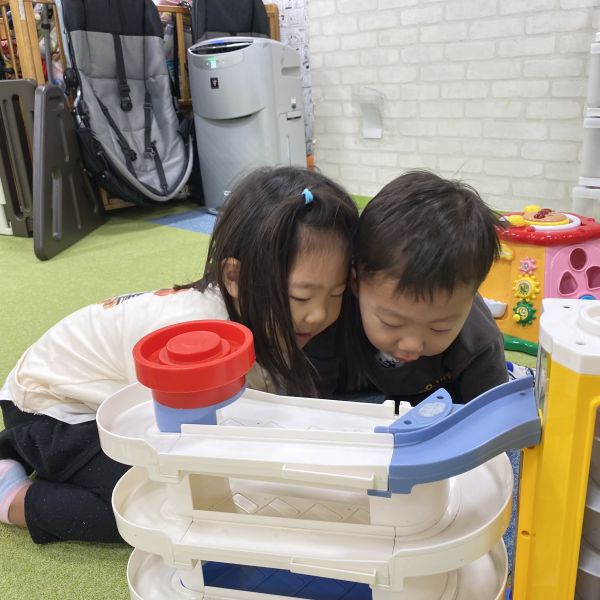 仲良し姉弟💕トミカに興味津々👀