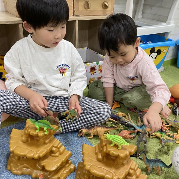 兄弟仲良く🦖恐竜ワールドつくったよ~(^^)v