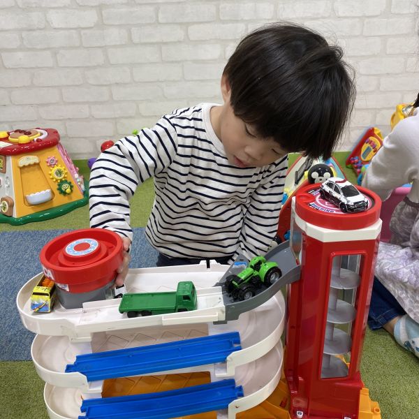 ボクはじっくり🚙ミニカー🚗並べたよヽ(^o^)丿