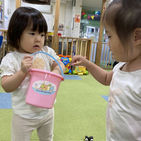 仲良くバケツにおもちゃ集め中🧺