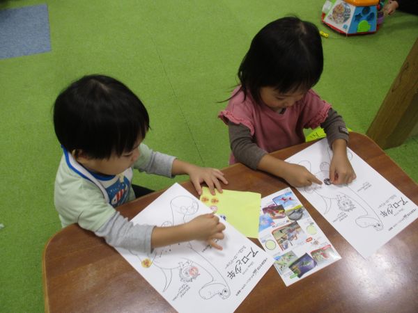 姉弟仲良くシール貼り💖