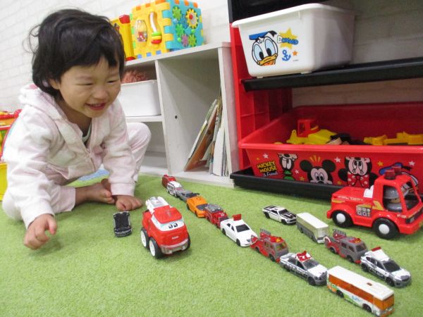 車がたくさん並んだよ~🚗しゅっぱ~つ🚗✨