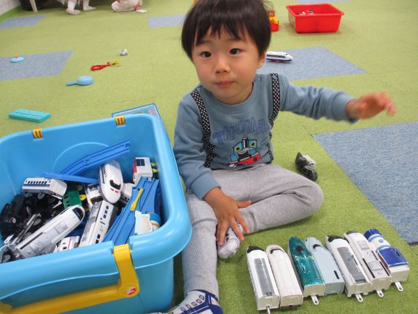ぼくは電車をたくさん並べたよ~🚃!(^^)!