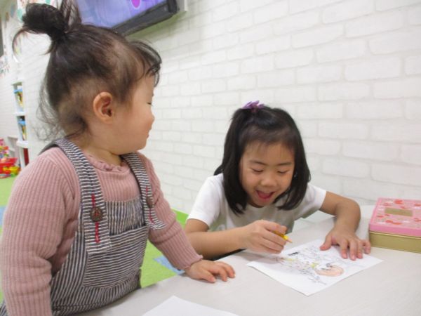 おねえちゃんといっしょにぬり絵に兆戦✨✎