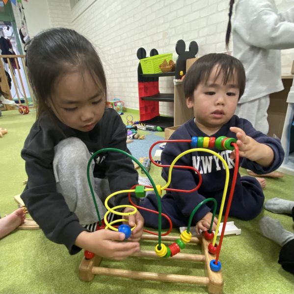 姉弟で一緒にビーズコースター遊び🎢