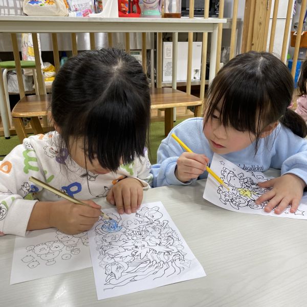 お友だちと仲良くぬり絵タイム✍