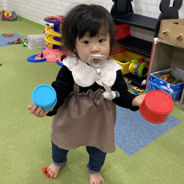 両手におもちゃ持って嬉しいね😍👏