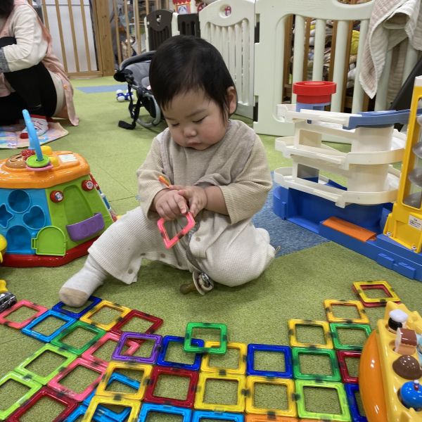 マグネットブロックに興味津々💛
